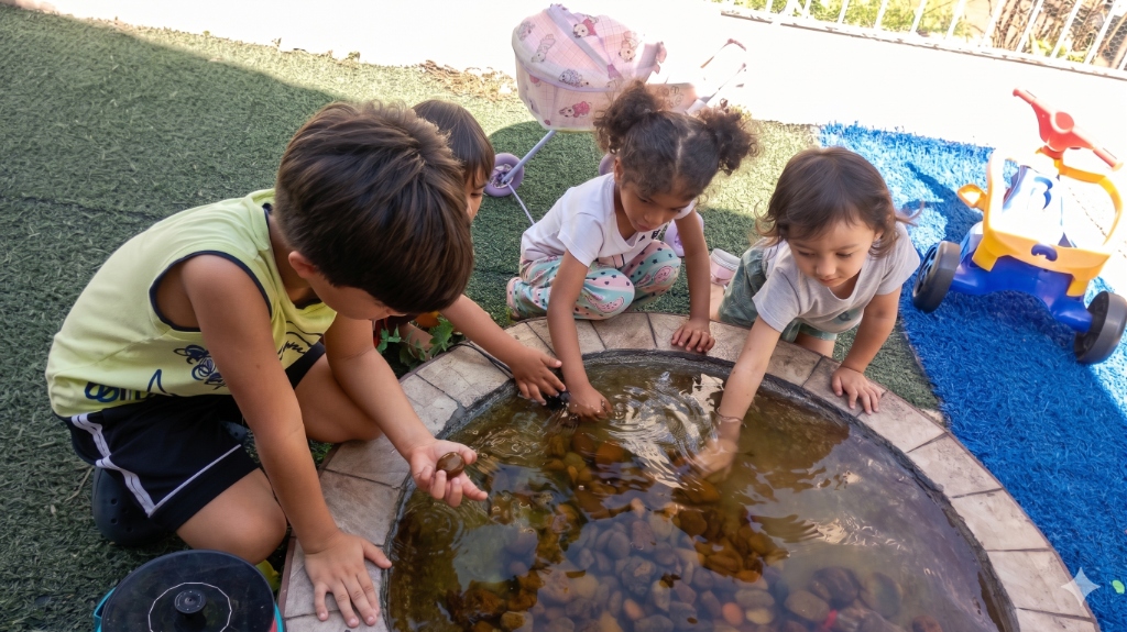 Crianças brincando no lago